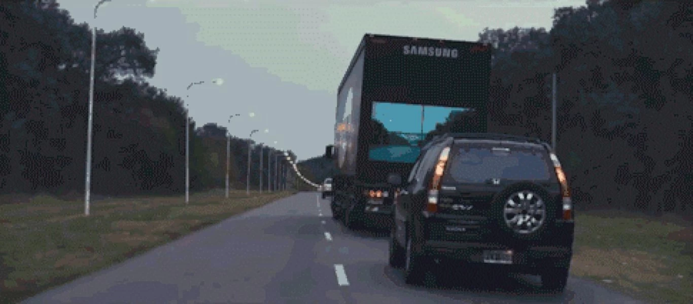 Ο οδηγός της χρονιάς: Φορτηγατζής ξέχασε να κατεβάσει την καρότσα και συγκρούστηκε με γέφυρα (βίντεο)